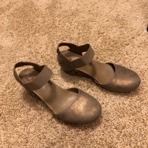 Women’s bronze closed toe sandals Ruff hewn size 9.5 M